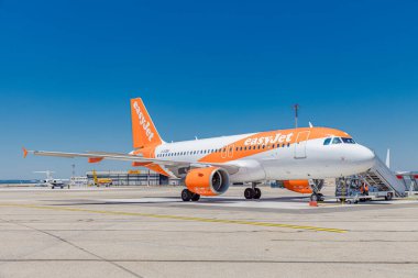 Marsilya, Fransa - 07.06.2019: Easy Jet Europe Airbus A320. EasyJet havayolu şirketi, EasyJet olarak bilinen, merkezi İngiltere 'de bulunan bir havayolu şirketidir. Düşük maliyetli havayolu, ekonomi sınıfı