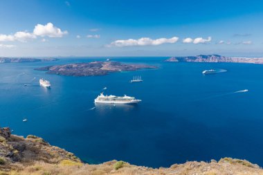 Denizdeki yolcu gemisinin havadan görünüşü 