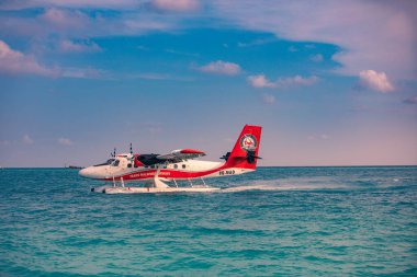 Ari Atoll, Maldivler - 06.01.2019: Maldivler 'de deniz uçağıyla yapılan egzotik sahneler. Maldivler 'de tatil ya da tatil kavramı. Güzel günbatımı fotoğrafı. Egzotik ulaşım, deniz uçağı gibi havayolu.