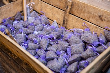 Pazarda kurutulmuş lavanta çiçekleri