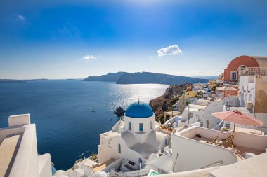 Santorini adasının güzel beyaz mimarisi, Yunanistan