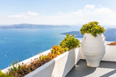 Santorini adasının güzel beyaz mimarisi, Yunanistan