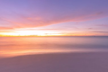 Plaj ve tropikal deniz. Göz kamaştırıcı yaz manzarası, kıyı, kıyı, sakin dalgalar, beyaz kum üzerinde rahatlatıcı deniz manzarası. Sakin doğa düzeni, plaj konsepti. Seyahat tatili, kopyalama alanı