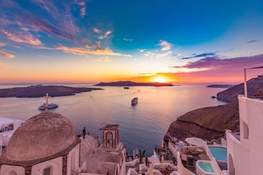 Santorini adasının güzel günbatımı manzarası, Yunanistan 