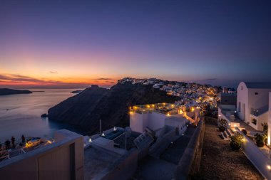 Santorini adasının üzerinde güzel bir günbatımı, Yunanistan