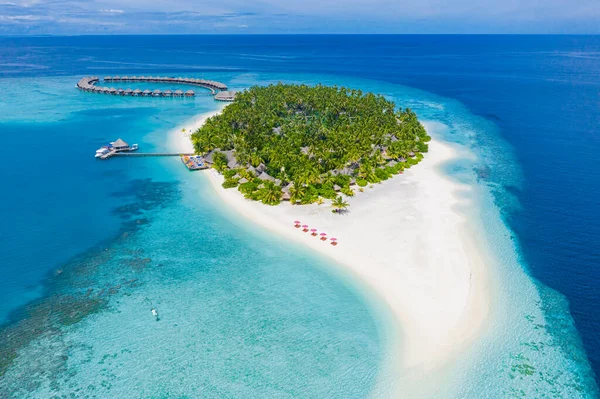 Воздушный Вид Красивый Тропический Остров Море Голубой Лагуной Мальдивы — стоковое фото