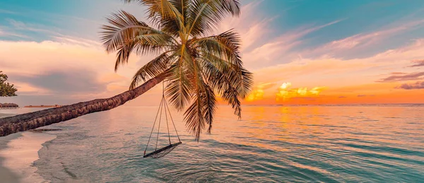 日落时美丽的热带海滩 旅行概念 — 图库照片