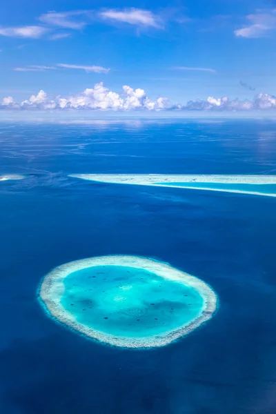 岛屿鸟瞰 美丽的马尔代夫天堂热带海滩的空中照片 珊瑚礁 蓝绿色的泻湖水 奢侈旅行 — 图库照片