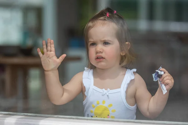Nettes Kleines Mädchen Hinter Glasfenster — Stockfoto