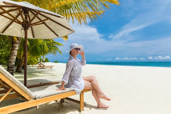 Bela Mulher Relaxante Praia Tropical — Fotografia de Stock