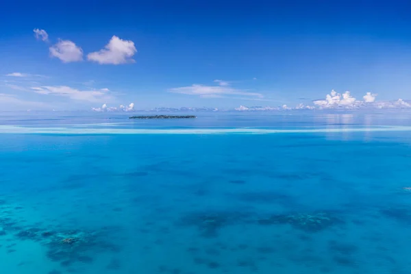Verão Mar Belas Ondas Água Mar Azul Dia Ensolarado Vista — Fotografia de Stock