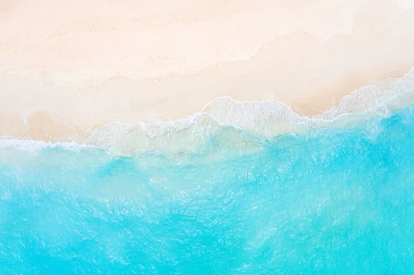 Yaz mevsimi deniz manzarası güzel dalgalar, güneşli bir günde mavi deniz suyu. İHA 'nın üst görüntüsü. Deniz manzarası, inanılmaz tropikal doğa arka planı. Su sıçratan dalgalar ve kumsal kum konseptiyle güzel, parlak deniz.