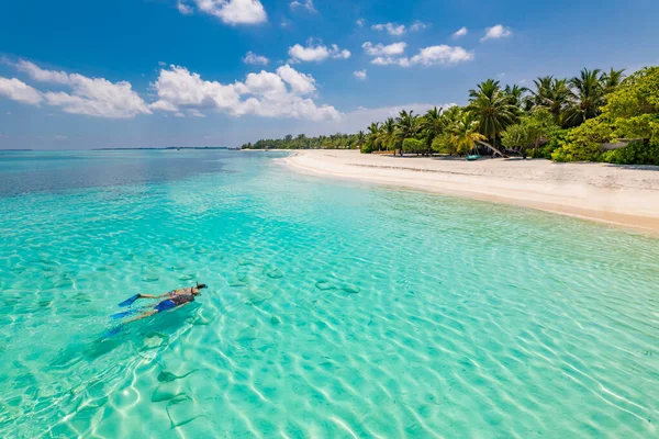 Człowiek Pływanie Wodzie Pobliżu Pięknej Plaży Tropikalnej — Zdjęcie stockowe