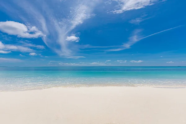 Piękna Tropikalna Plaża Błękitnym Niebem — Zdjęcie stockowe