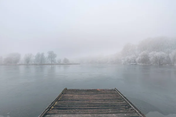 Bevroren Meer Besneeuwd Boslandschap Idyllische Witte Natuur Winterscow Landschap Seizoensgebonden — Stockfoto