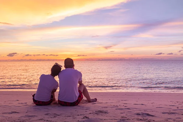 Casal Praia Pôr Sol — Fotografia de Stock