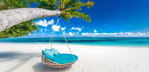 ハンモックで美しい熱帯のビーチ 旅行のコンセプト — ストック写真