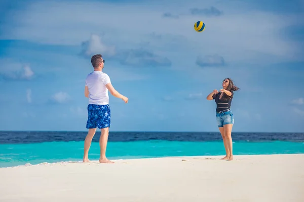 Couple Heureux Sur Plage Avec Une Balle Avec Mer Sur — Photo