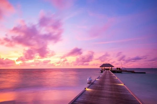 Holzsteg Tropischen Strand Bei Sonnenuntergang — Stockfoto