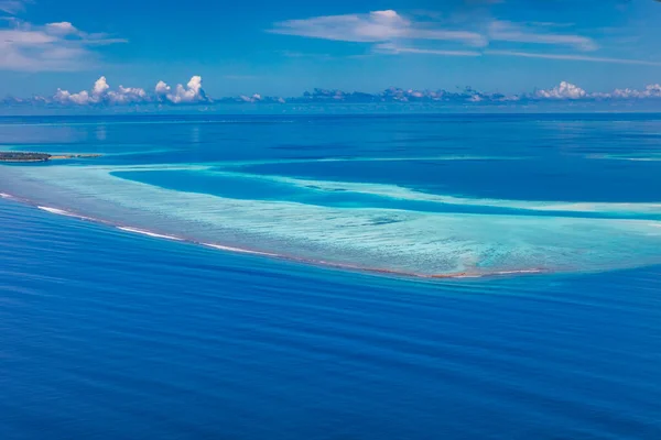 岛屿鸟瞰 美丽的马尔代夫天堂热带海滩的空中照片 珊瑚礁 蓝绿色的泻湖水 奢侈旅行 — 图库照片