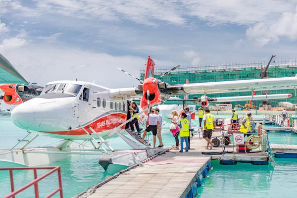 马尔代夫 水上飞机停靠在Mldive的浮木码头旁边 横贯马尔代夫的航线 世界最大的水上飞机公司 — 图库照片