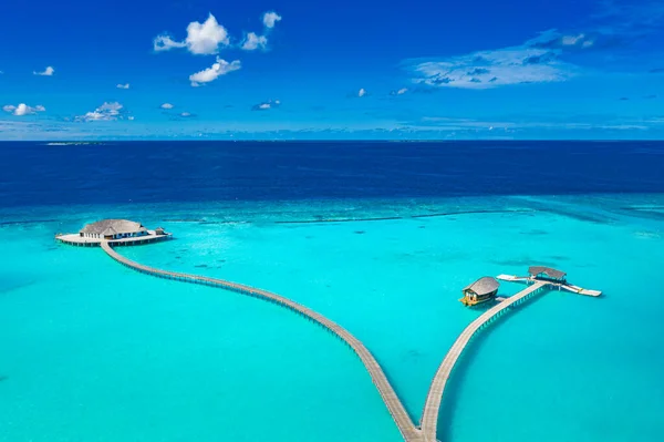 Vista Aérea Ilha Das Maldivas Luxuoso Resort Moradias Aquáticas Cais — Fotografia de Stock