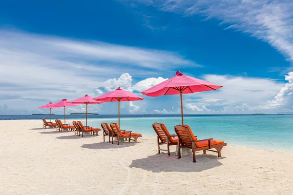 Krásná Pláž Slunečníky Židlemi Tropickém Ostrově — Stock fotografie