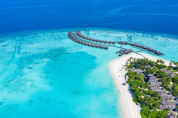 モルディブ島 豪華なウォーターヴィラリゾートと木製の桟橋の空中ビュー 美しい海ラグーンのビーチの背景 夏休み休暇と旅行のコンセプト パラダイス航空風景 — ストック写真