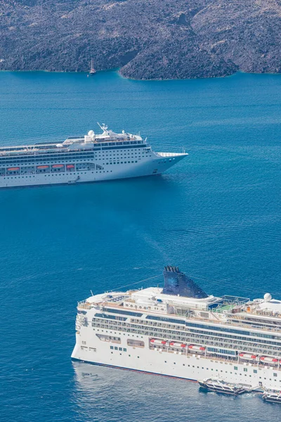 美しい青い海のクルーズ船 素晴らしい夏の旅行や交通の風景 サントリーニ島の夏の休暇やクルーズ船での観光旅行 休暇と休暇 屋外活動 — ストック写真