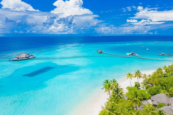 Hermosa Playa Con Palmeras Cielo Malhumorado Vacaciones Verano Vacaciones Concepto —  Fotos de Stock