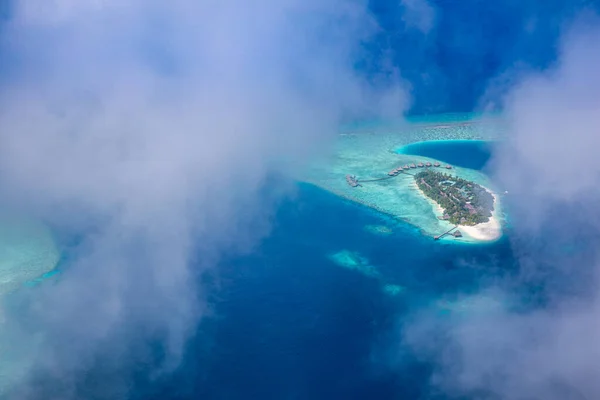 島の空の景色 美しいモルディブのパラダイス熱帯ビーチの空中写真 サンゴ礁 青いターコイズブルーのラグーンの水 高級旅行 — ストック写真