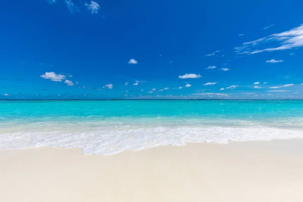 Beyaz Kum Mavi Gökyüzü Ile Güzel Tropikal Plaj — Stok fotoğraf