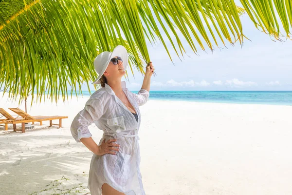 Jovem Mulher Vestido Branco Praia — Fotografia de Stock