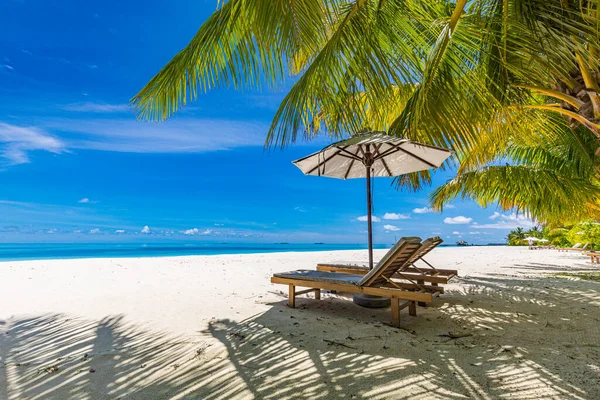 热带岛屿上美丽的海滩 有雨伞和椅子 — 图库照片
