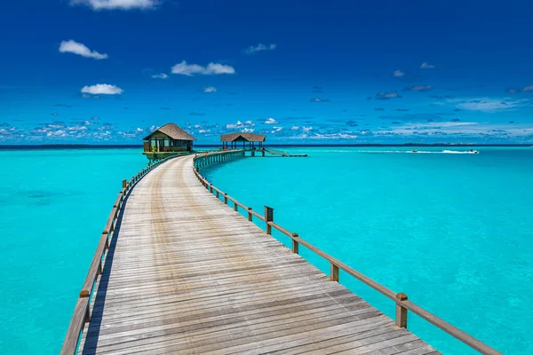 Piękna Tropikalna Plaża Drewnianym Molo — Zdjęcie stockowe
