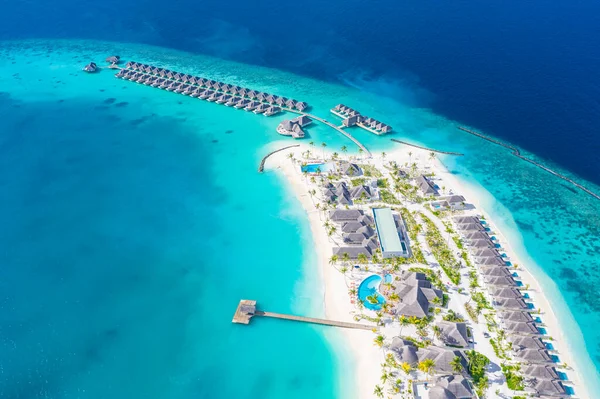 Vista Aérea Isla Maldivas Lujosas Villas Acuáticas Muelle Madera Hermoso — Foto de Stock
