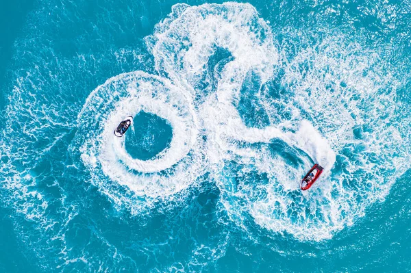 水の極端なアクションスポーツ 夏の海の空中ビューは 豪華な熱帯リゾートに近い 海のラグーンでフライボード 夏のレクリエーション活動としての自由の楽しみ ドローンからのフライボードビュー — ストック写真