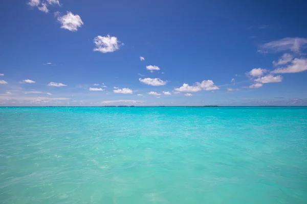 Mavi Gökyüzü Olan Güzel Tropikal Plaj — Stok fotoğraf
