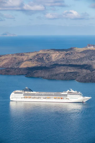 Gyönyörű Táj Kilátással Tengerre Hajózóhajó Tengernél Szigetek Közelében Santorini Sziget — Stock Fotó