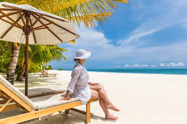 Красивая Женщина Отдыхает Тропическом Пляже — стоковое фото