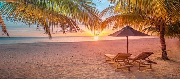 Όμορφη Τροπική Παραλία Ομπρέλα Και Καρέκλες — Φωτογραφία Αρχείου