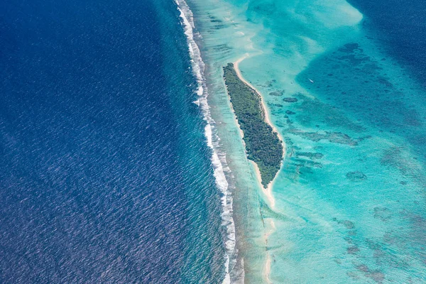 島の空の景色 美しいモルディブのパラダイス熱帯ビーチの空中写真 サンゴ礁 青いターコイズブルーのラグーンの水 高級旅行 — ストック写真