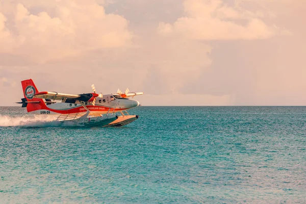 Atollo Ari Maldive 2019 Scena Esotica Con Idrovolante Sull Approdo — Foto Stock