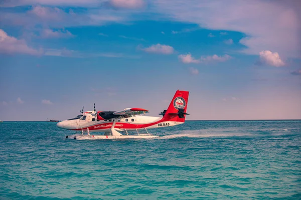 モルディブのアリ環礁 2019 モルディブの海の着陸に水上飛行機でエキゾチックなシーン モルディブの休暇や休暇のコンセプトの背景 涼しい夕日の写真 エキゾチックな輸送 水上飛行機としての航空会社 — ストック写真