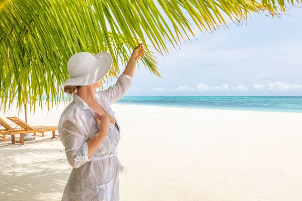 Bela Mulher Relaxante Praia Tropical — Fotografia de Stock