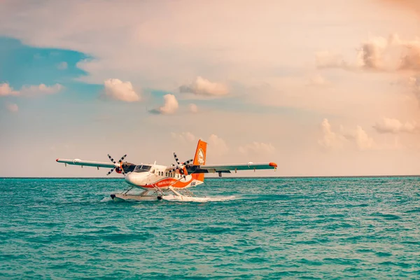 モルディブのアリ環礁 2019 モルディブの海の着陸に水上飛行機でエキゾチックなシーン モルディブの休暇や休暇のコンセプトの背景 涼しい夕日の写真 エキゾチックな輸送 水上飛行機としての航空会社 — ストック写真