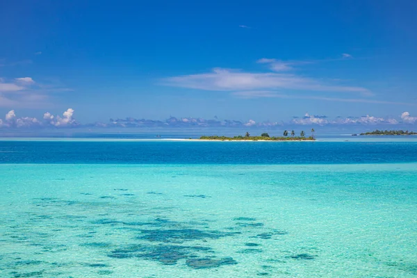 Yaz Mevsimi Deniz Manzarası Güzel Dalgalar Güneşli Bir Günde Mavi — Stok fotoğraf