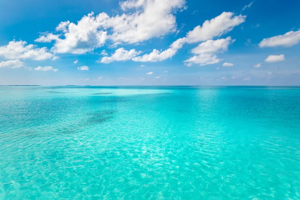 Hermoso Agua Mar Tropical Con Cielo Azul — Foto de Stock