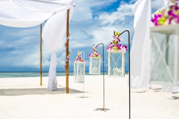 Свадебная Арка Цветами Пляже — стоковое фото