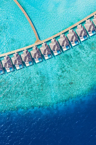 海の見えるトロピカルビーチの美しい高級リゾート — ストック写真